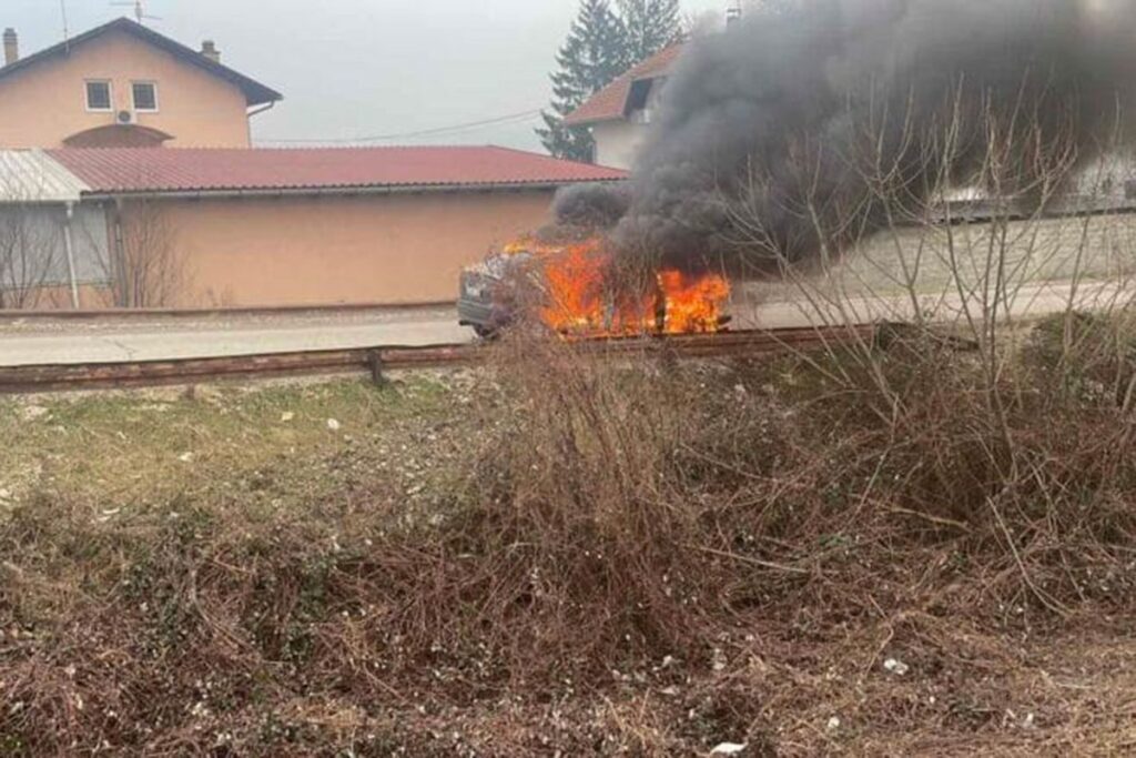 Gori automobil u Glamočanima