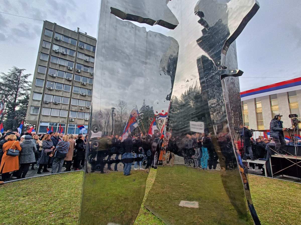 Miting podrške Miloradu Dodiku
