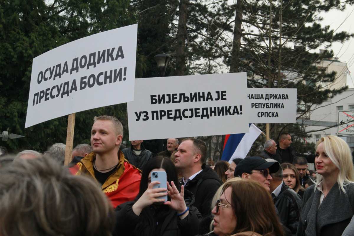 Miting podrške Miloradu Dodiku