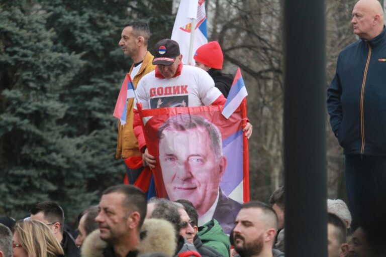 Miting podrške Miloradu Dodiku