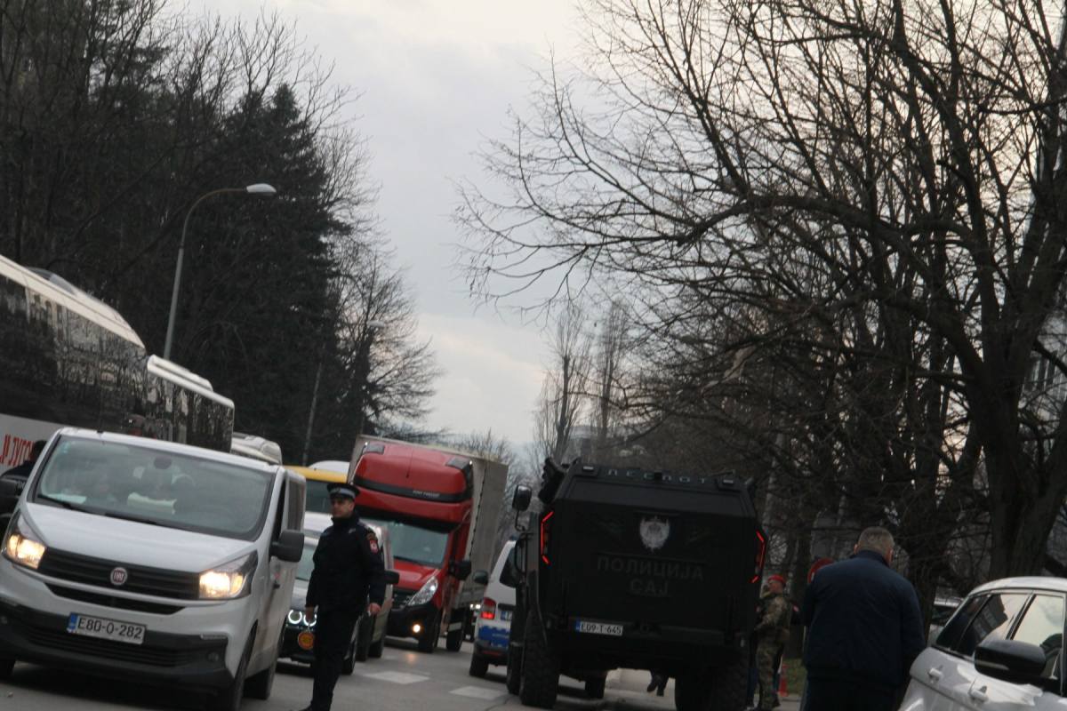 Miting podrške Miloradu Dodiku