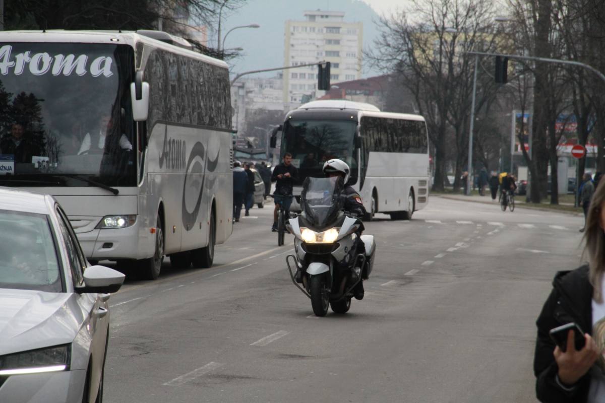 Miting podrške Miloradu Dodiku