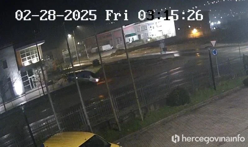 Automobil velikom brzinom sletio s ceste i udario u drvo (Video)