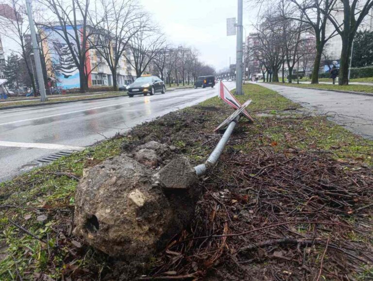 Srušen saobračajni znak