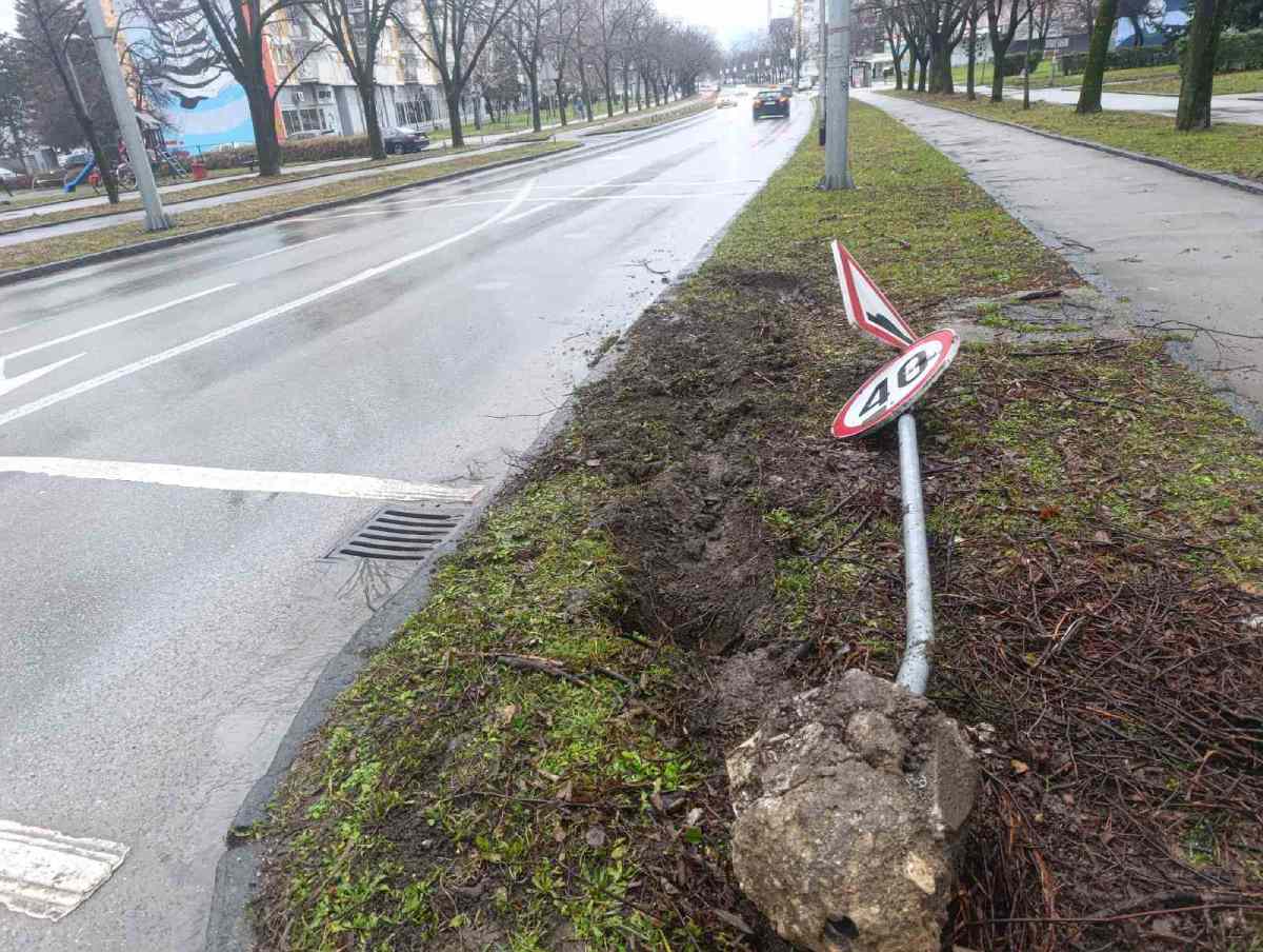 Srušen saobračajni znak