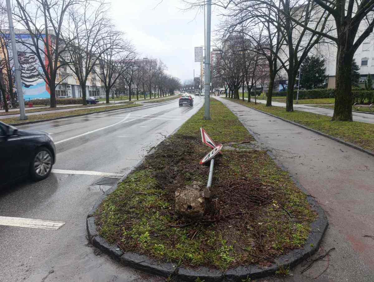 Srušen saobračajni znak