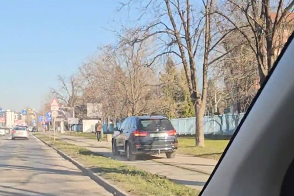 Banjaluka: Džipom po trotoaru