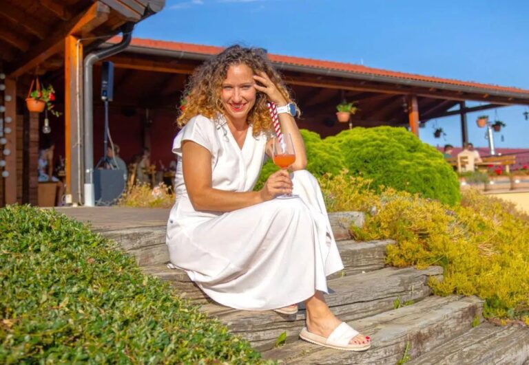 Ona proizvodi vrhunska vina, ubere 200 tona jabuka, trči maraton, diže tegove i od šale pređe 100 km na biciklu!