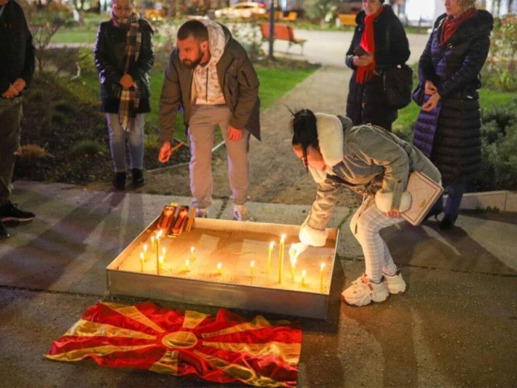 Banjalučani odaju počast tragično nastradalim u požaru u Kočanima
