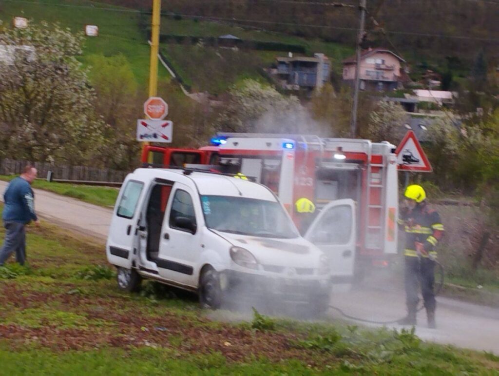 Gorio automobil u Banjaluci, šteta samo materijalna