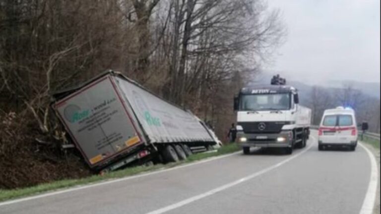 Nesreća u BiH: Prikolica kamiona se prevrnula na vozača