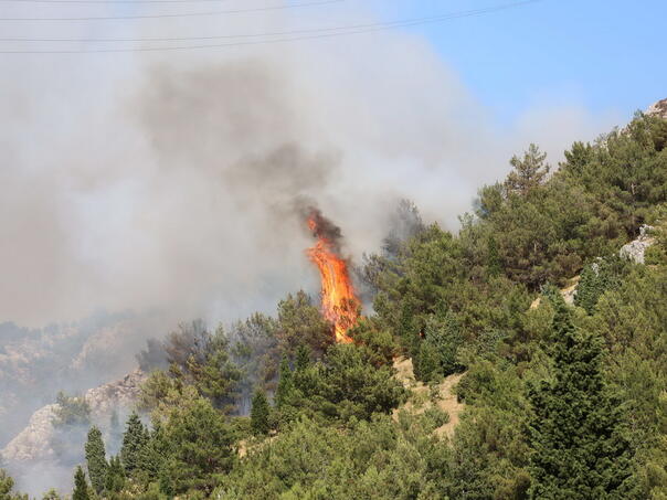 Mostar: Vatra na 200 metara od kuća