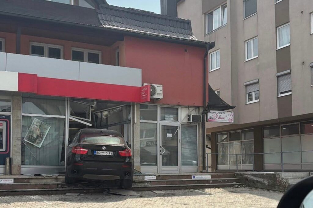 Beograđanin BMW-om “uletio” u banku u Tesliću