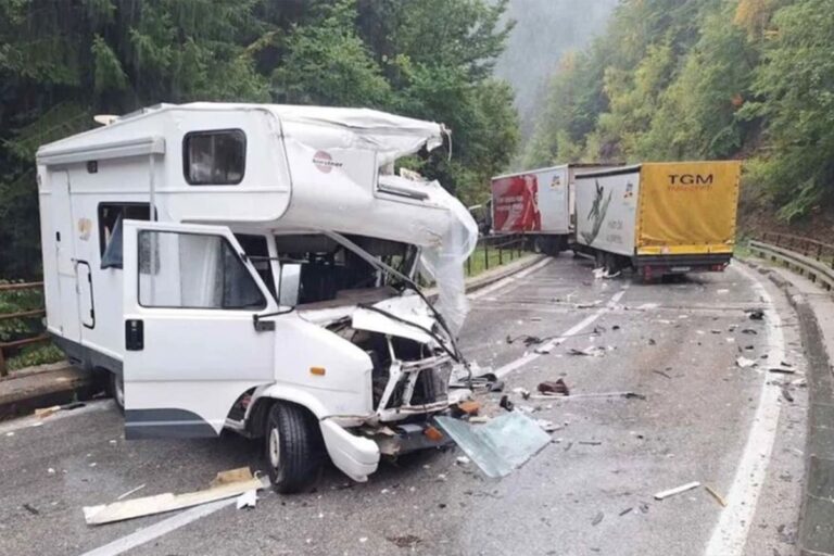Sudar kampera i kamiona: Trudnica teško povrijeđena