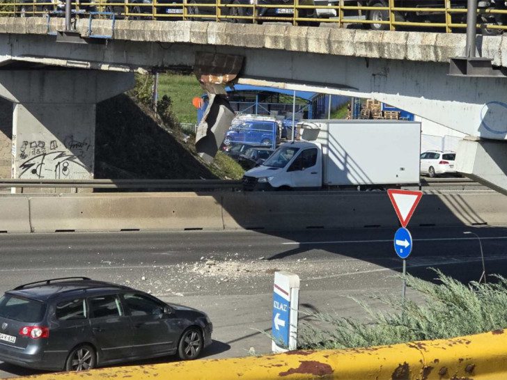 Sa nadvožnjaka beton pada po automobilima