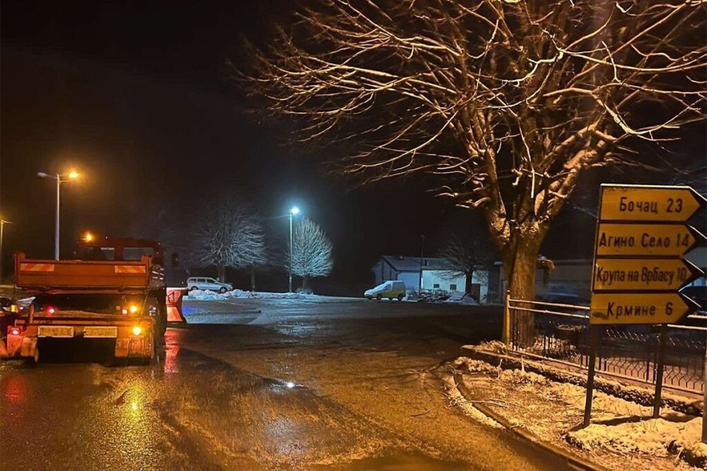 Snijeg padao na Manjači, posipani putevi