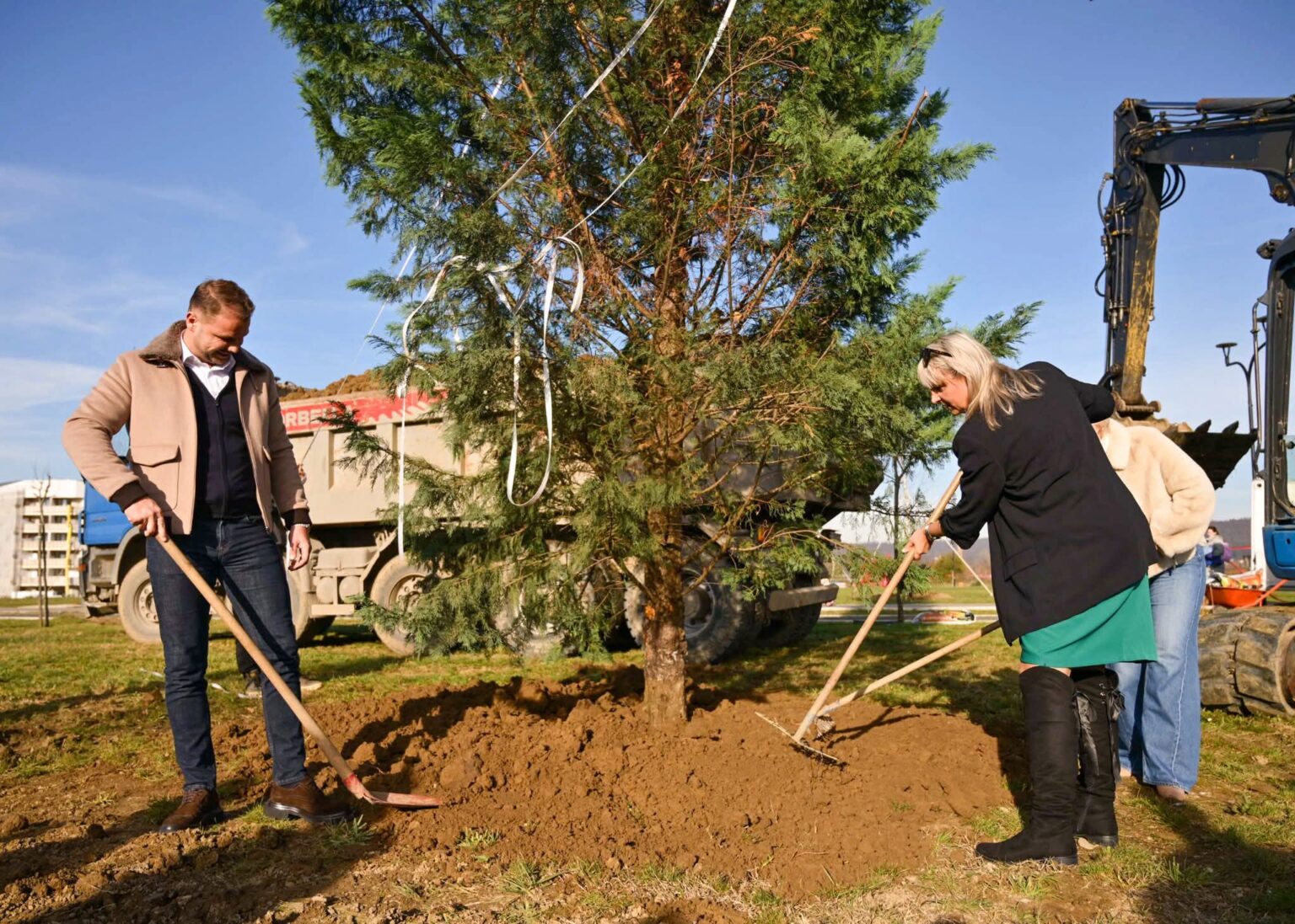 Gradonačelnik i menadžer sade stabla