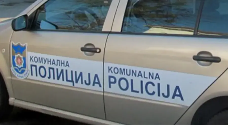 Komunaoni policajci obilaze fasade