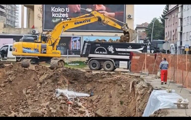 Centar bez vode: Bager nije promašio cijev