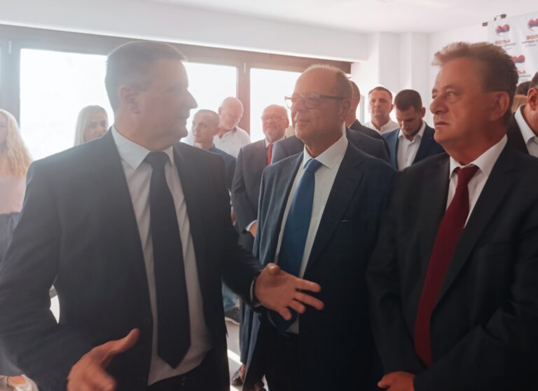Dr Vitomir Popović: Ljudi sa sumnjivim diplomama odlučuju….